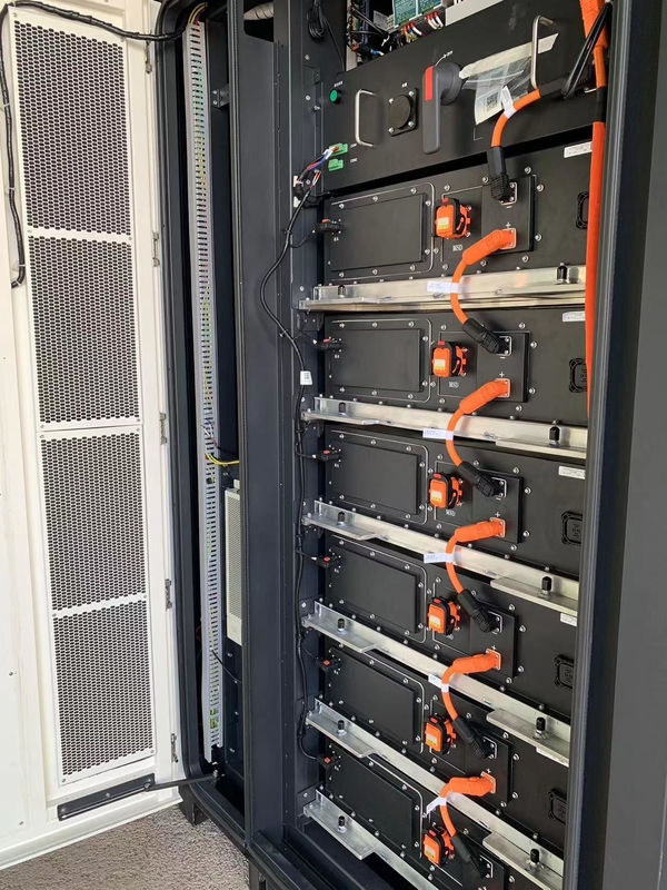 Номинальное напряжение 380 VAC 100 кВт Трифазный четырехпроводной батарейный шкаф для хранения энергии C&I